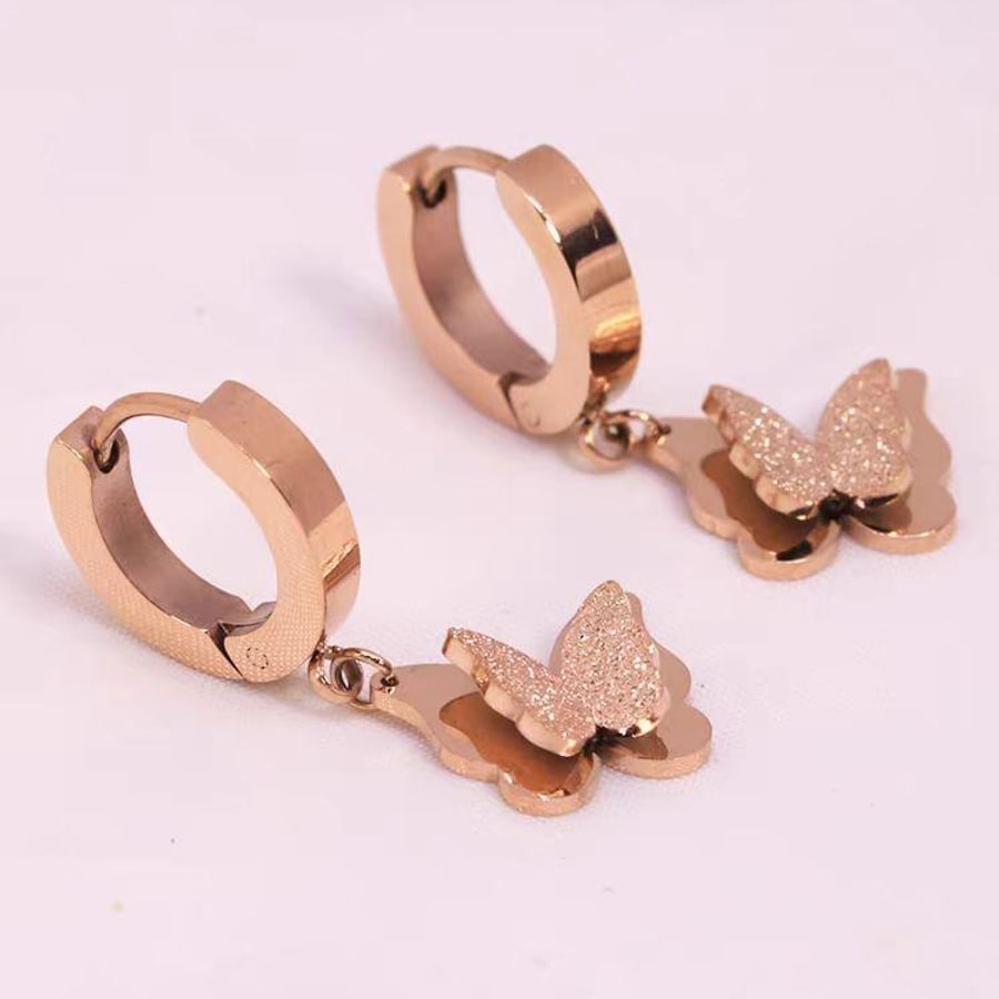 Rosegoldfarbene Huggies mit Schmetterling