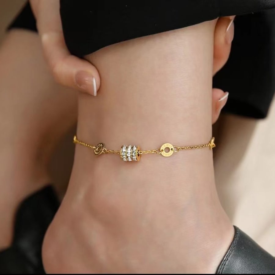 Goldfarbene Fusskette mit heller Perle