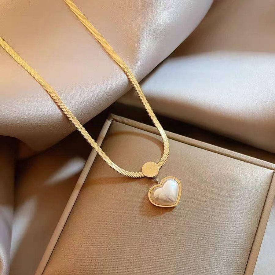 Goldfarbene Kette mit hellem Perlen-Anhaenger