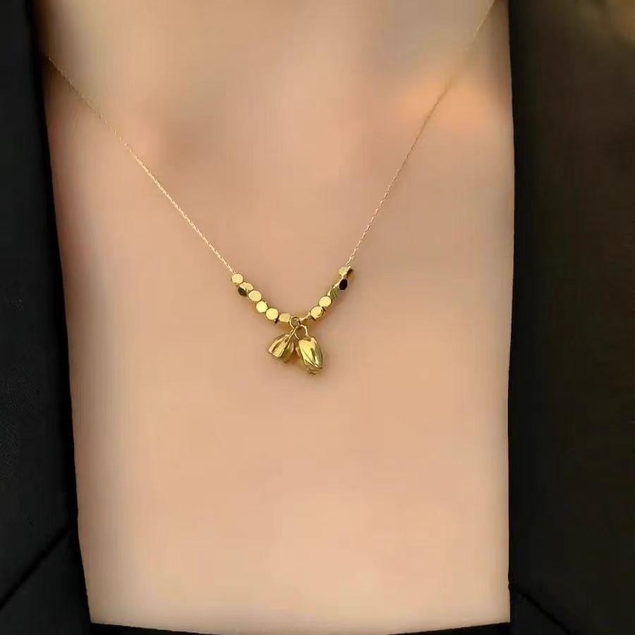 Goldfarbene Kette mit Schmetterling-Anhaenger