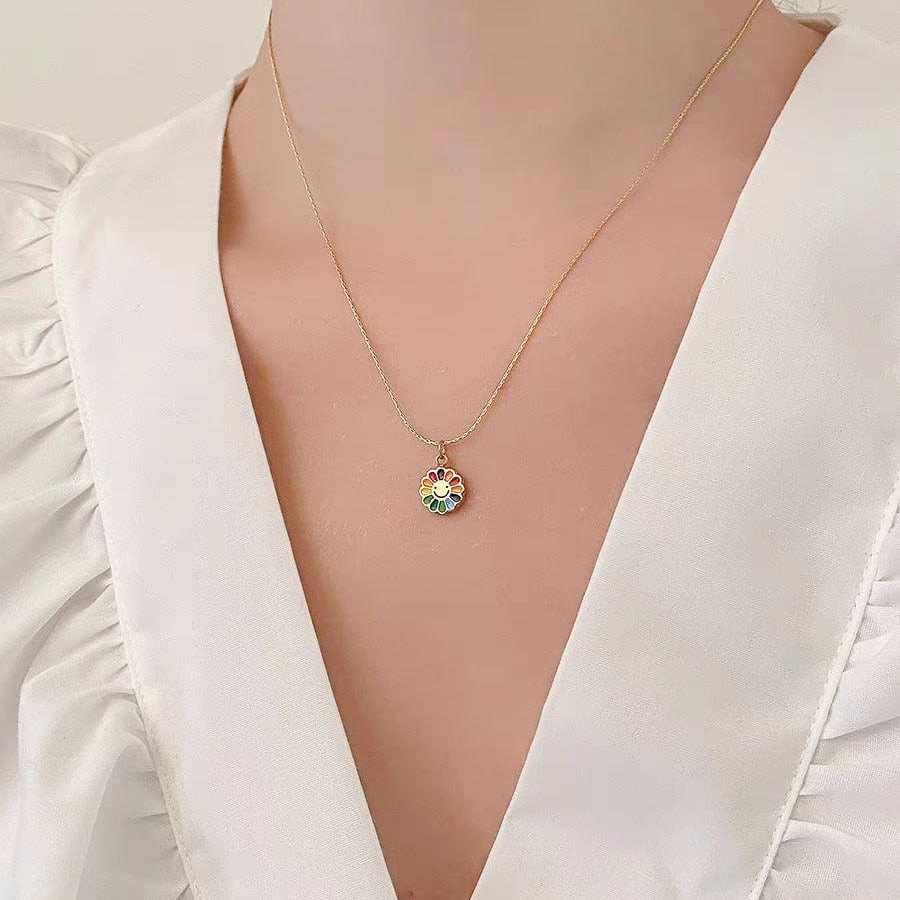 Kette mit rundem hellen Anhaenger