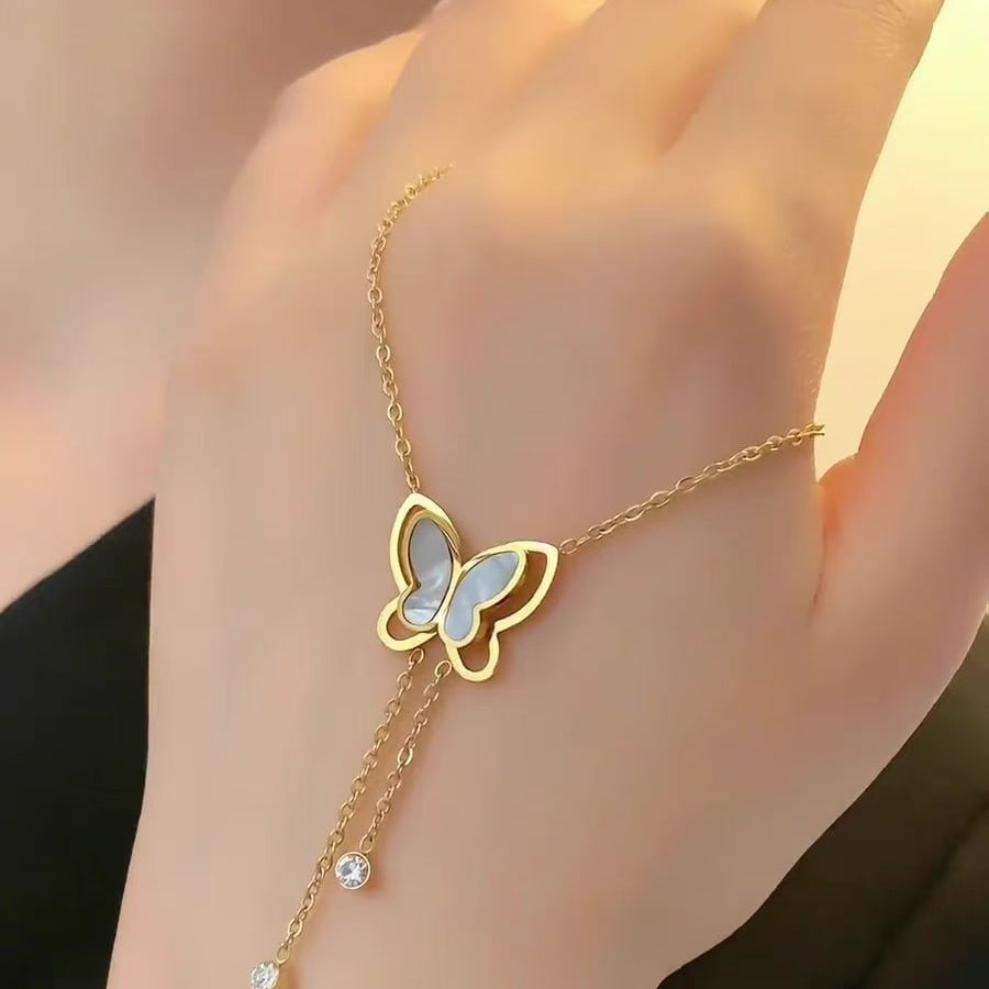 Goldfarbene Kleeblatt-Kette am Hals