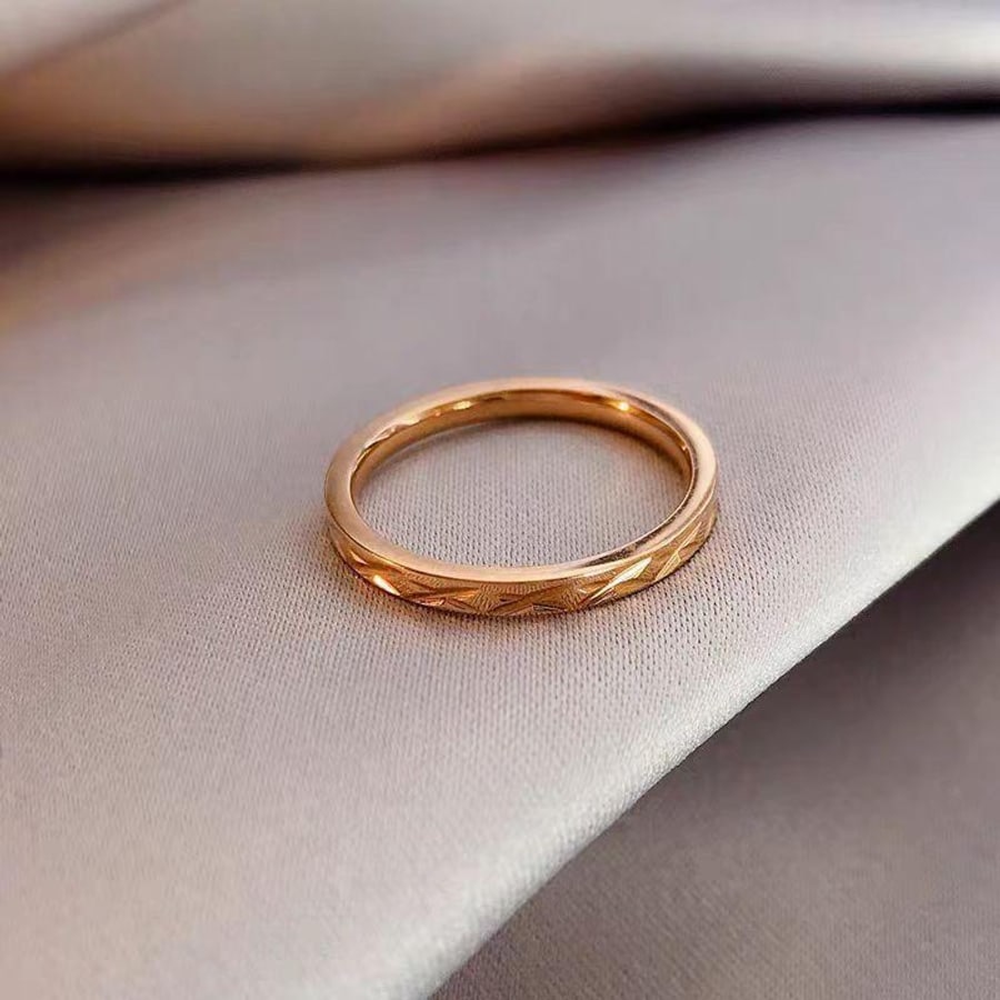 Feiner goldfarbener Ring auf Satin