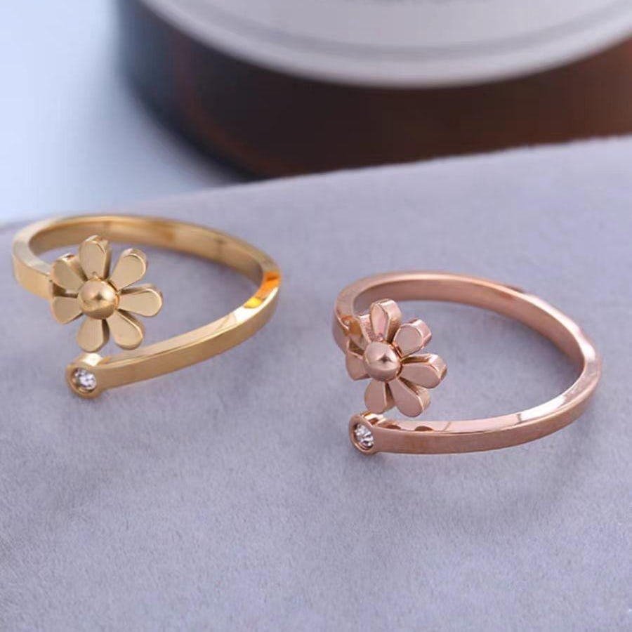 Offener rosegoldfarbener Ring mit Blume