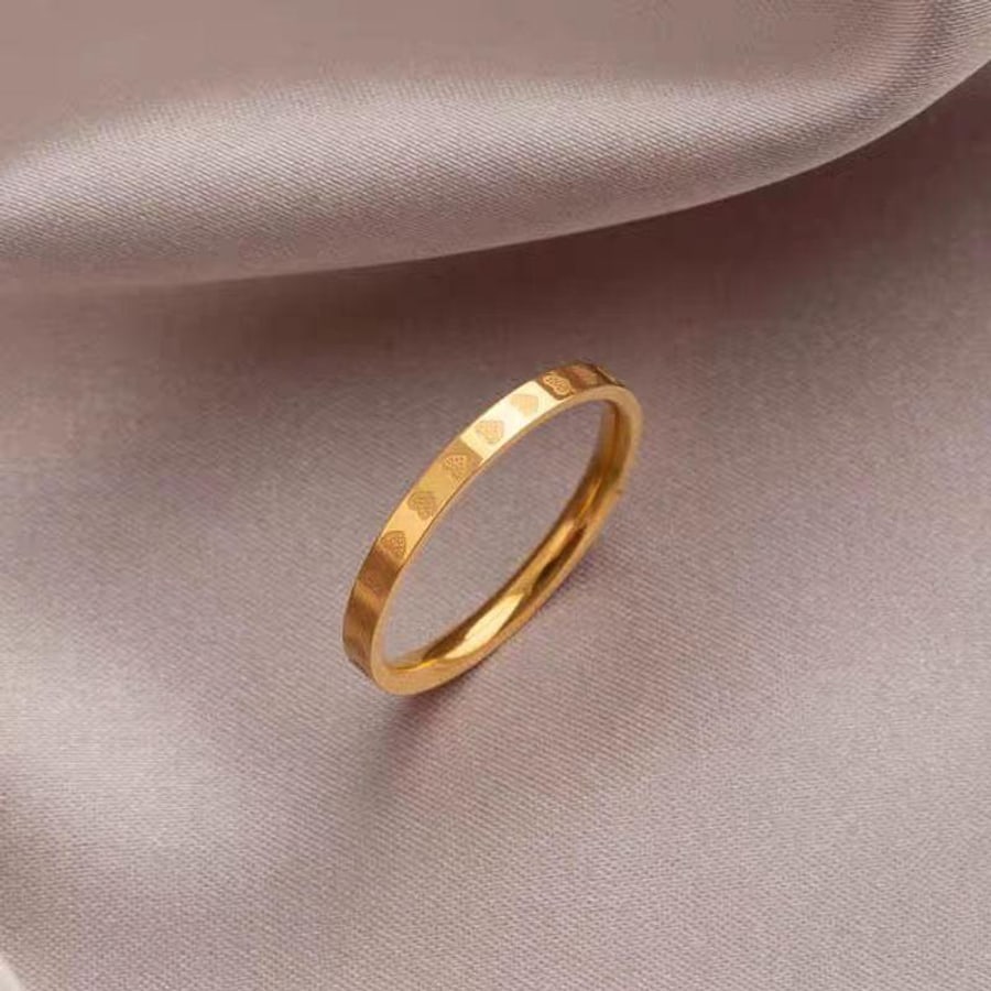Schmaler goldfarbener Ring mit glatter Kante