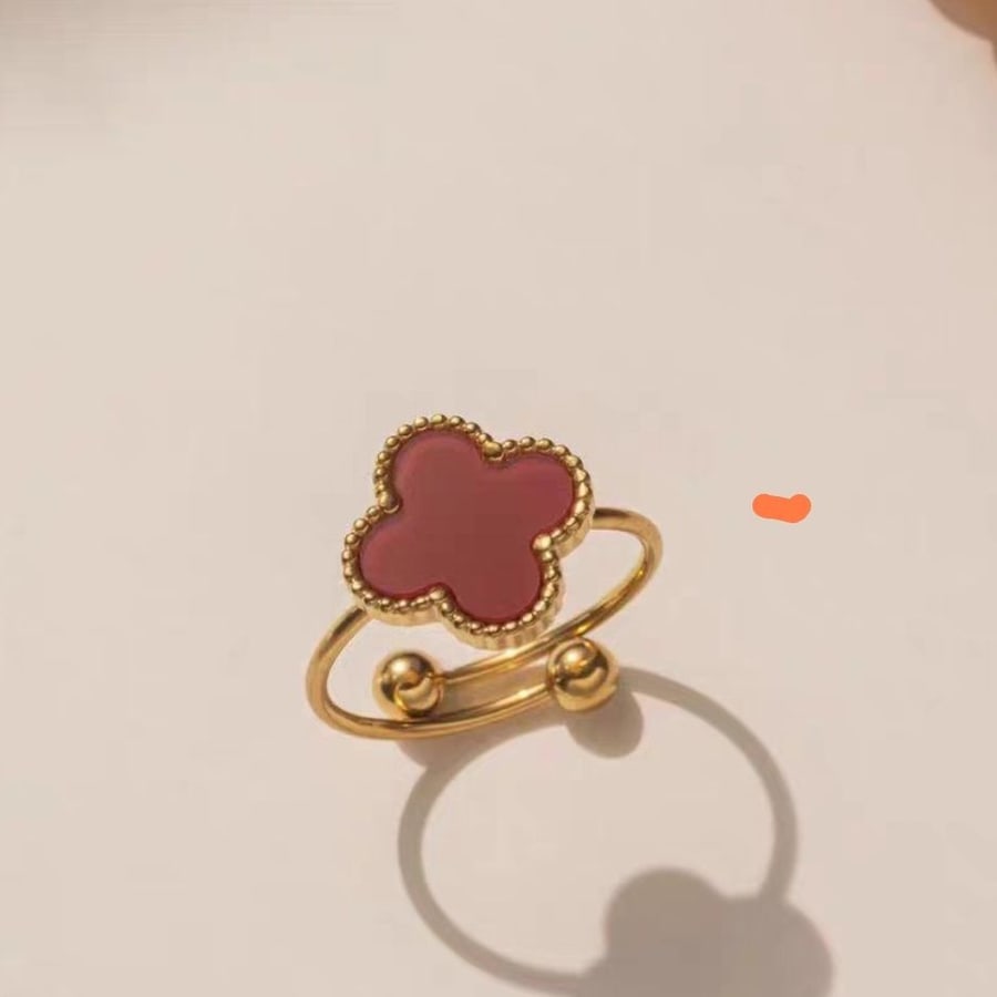 Offener Ring mit rotem Kleeblatt