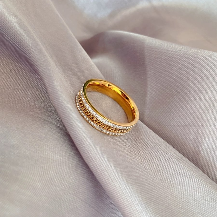 Schmaler Ring mit feinem Steinrand
