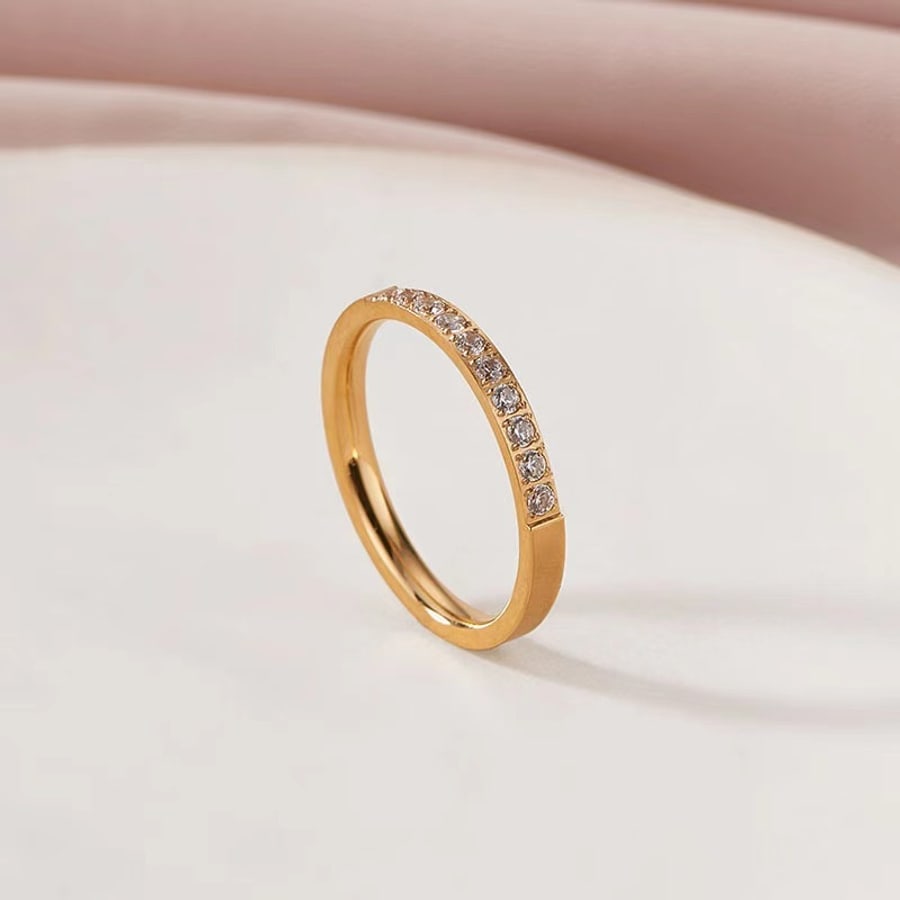 Schmaler goldfarbener Ring mit Steinbesatz